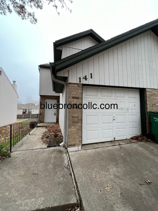 141 SW Oxford Pl in Lee's Summit, MO - Building Photo