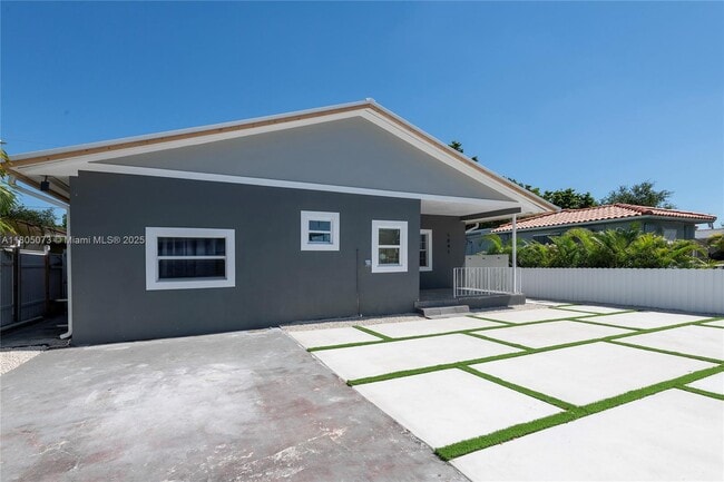 1041 NW 73rd St in Miami, FL - Building Photo - Building Photo