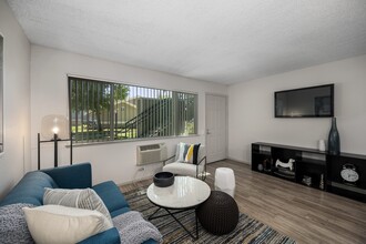 Pinecrest Apartments in Davis, CA - Building Photo - Building Photo