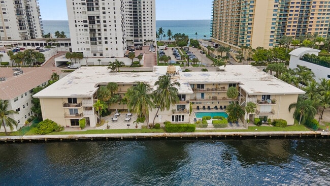 2400 S Ocean Dr in Hollywood, FL - Building Photo - Building Photo