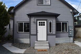 210 w Woodworth st, Unit #2 in Sedro Woolley, WA - Building Photo