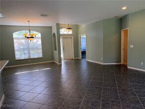 15057 Balmoral Loop in Ft. Myers, FL - Foto de edificio - Building Photo