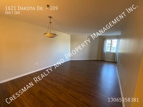 1621 Dakota Dr in Regina, SK - Building Photo - Building Photo