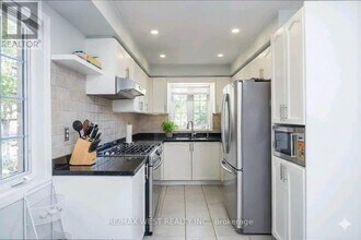 1508 Pinecliff Rd in Oakville, ON - Building Photo - Building Photo