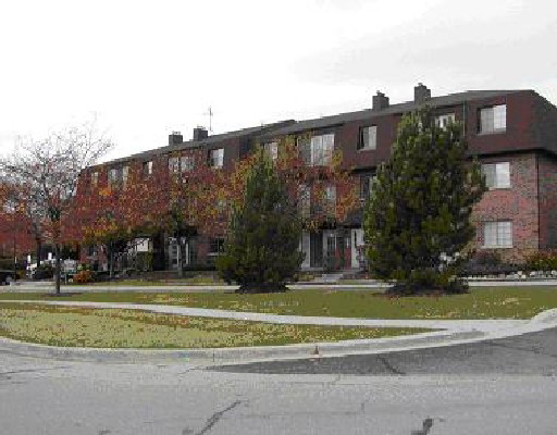 2310 Century Point Ln in Glendale Heights, IL - Building Photo
