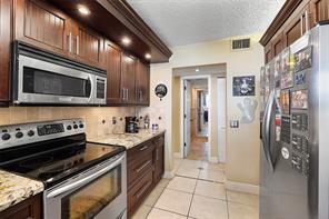 105 Lake Emerald Dr, Unit 410 in Oakland Park, FL - Foto de edificio - Building Photo