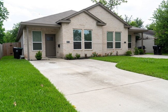 property at 3915 Brookmeade Dr