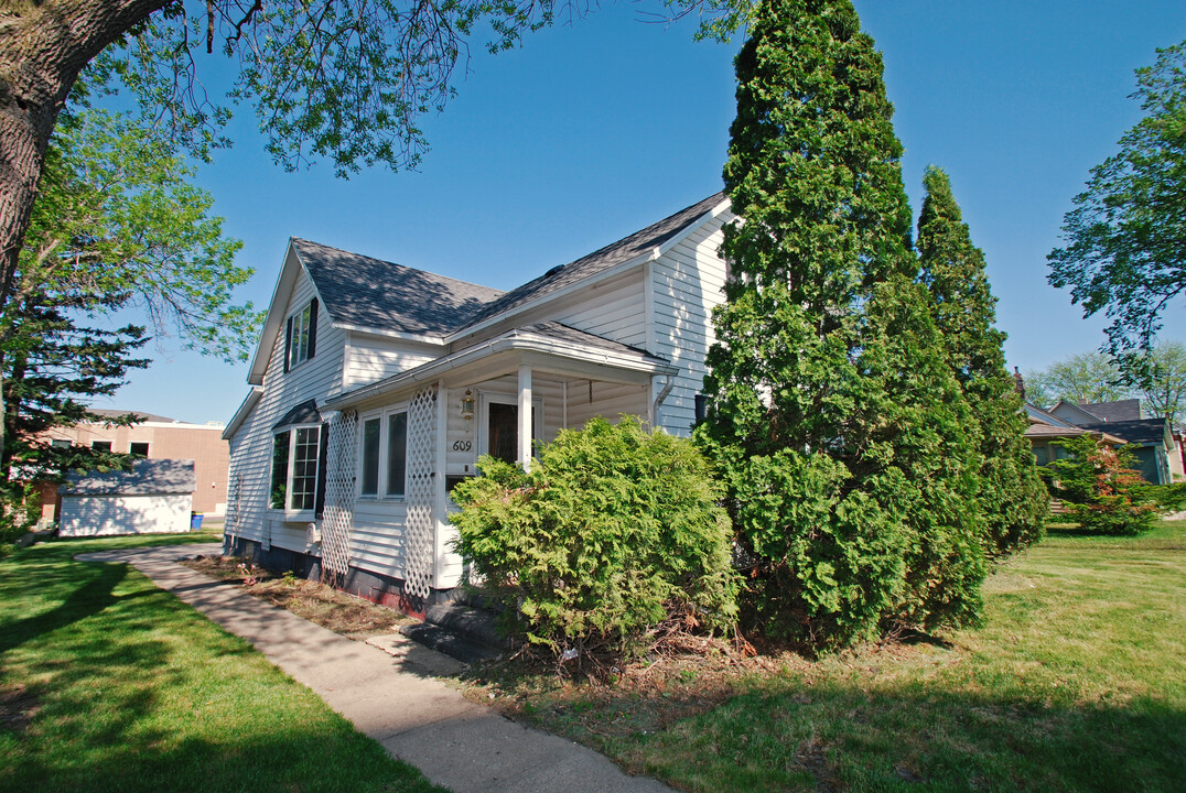 609 14th Ave in Brookings, SD - Building Photo