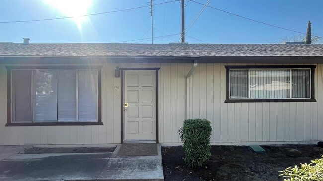 1967 Emma Lee Ln in Hanford, CA - Building Photo - Building Photo