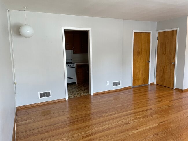 1208 Erin St, Unit B in Madison, WI - Foto de edificio - Building Photo
