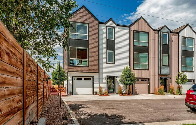 5695 W 11th Pl in Lakewood, CO - Foto de edificio - Building Photo