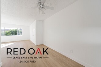 8555 Independence Ave in Los Angeles, CA - Foto de edificio - Building Photo