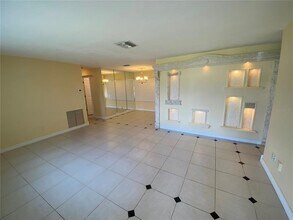 586 E Lake Dr in Largo, FL - Building Photo - Building Photo