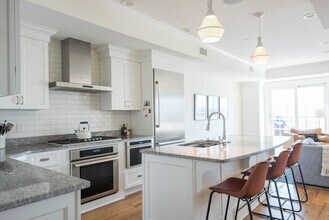 380 Bunker Hill St, Unit 303 in Boston, MA - Foto de edificio - Building Photo
