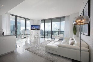 88 SW 7th St, Unit 1902 in Miami, FL - Building Photo