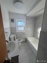 6 Oakwood Pl in North Brunswick, NJ - Building Photo - Building Photo