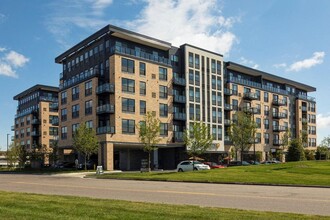 Residences at 1700 in Minnetonka, MN - Foto de edificio - Building Photo