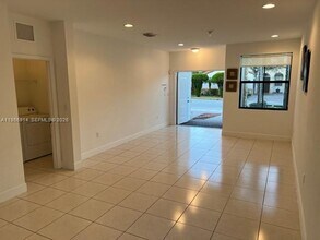 9952 NW 10th St in Miami, FL - Building Photo - Building Photo