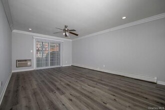 60 Chelsea Ct in Bohemia, NY - Foto de edificio - Building Photo