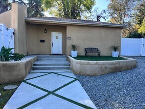 5371 Topeka Dr in Tarzana, CA - Foto de edificio - Building Photo