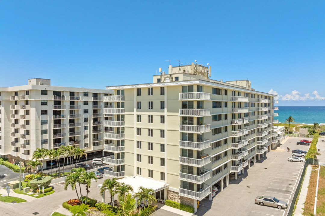 Mayan Towers South in Palm Beach Shores, FL - Foto de edificio