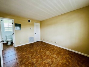 1671 NE 33rd St in Pompano Beach, FL - Foto de edificio - Building Photo