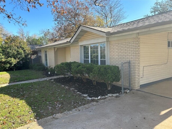 5301 Ravensdale Ln in Austin, TX - Building Photo - Building Photo