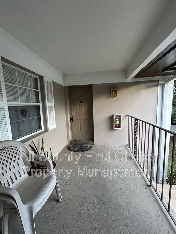 5265 E Bay Dr in Clearwater, FL - Building Photo - Building Photo