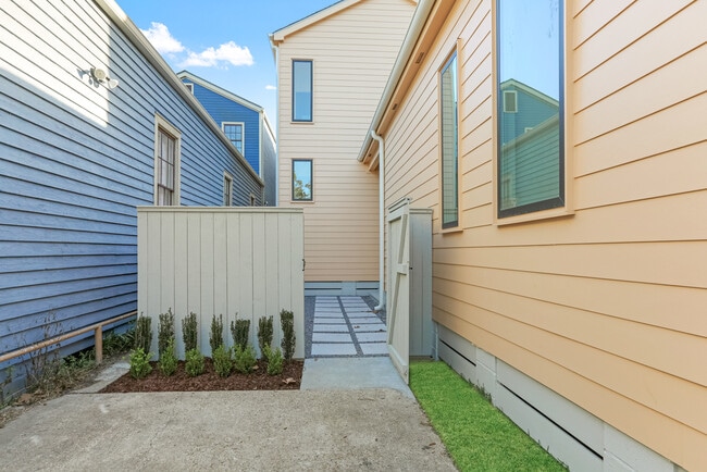 1023 Opelousas Ave in New Orleans, LA - Building Photo - Building Photo