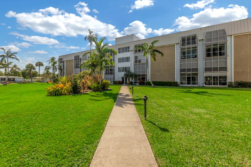 3040 NE 16th Ave in Oakland Park, FL - Building Photo