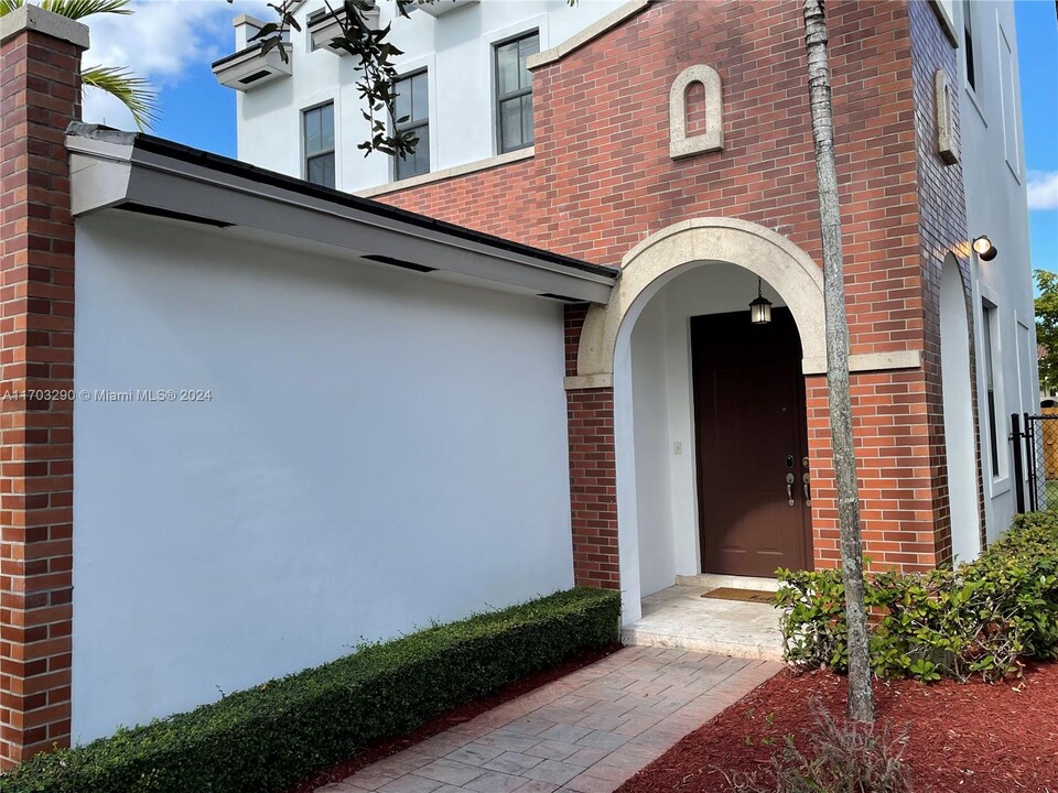 10473 NW 70th Ln in Doral, FL - Building Photo