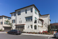 Luna in La Habra, CA - Foto de edificio - Building Photo