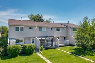 200-434 Marlborough Way NE in Calgary, AB - Building Photo - Building Photo