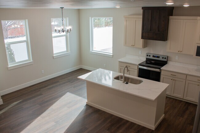 property at 826 E Sunnyside Rd