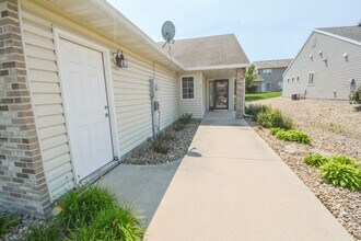 2110 Coopers Pl SE in Rochester, MN - Building Photo - Building Photo