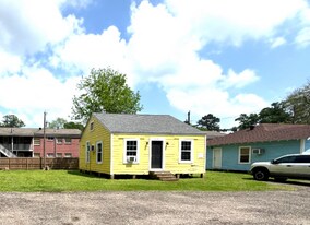 320 W College St in Nacogdoches, TX - Building Photo