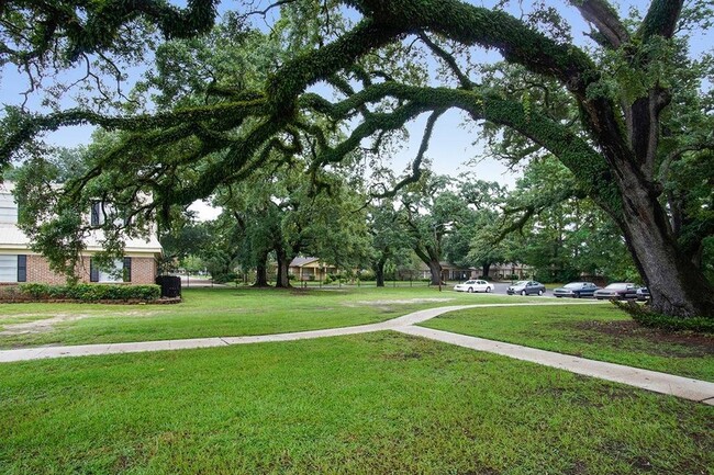 Bay Oaks Apartments in Mobile, AL - Building Photo - Building Photo