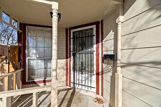 12130 Thompkins Dr in Austin, TX - Foto de edificio - Building Photo