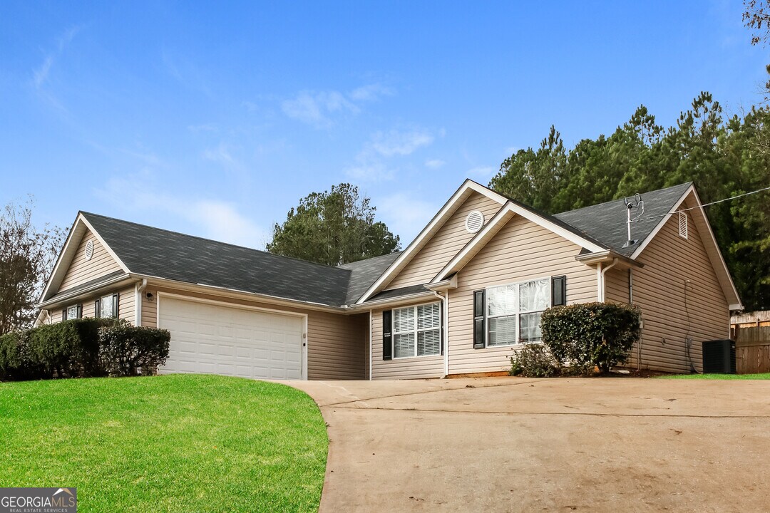 180 Autumn Way in Covington, GA - Building Photo