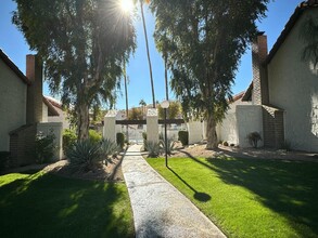 2350 E Miramonte Cir in Palm Springs, CA - Foto de edificio - Building Photo