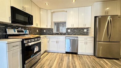 8450 NW 26th St in Sunrise, FL - Building Photo - Building Photo