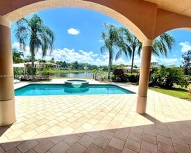 2547 Montclaire Cir in Weston, FL - Building Photo - Building Photo