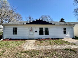 8 Louise Ln in Sauget, IL - Building Photo