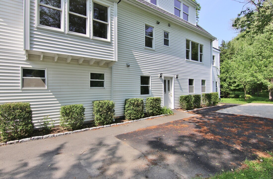 821 Long Ridge Rd in Stamford, CT - Building Photo