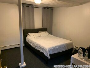 61 S Huntington Ave, Unit 103 in Boston, MA - Foto de edificio - Building Photo