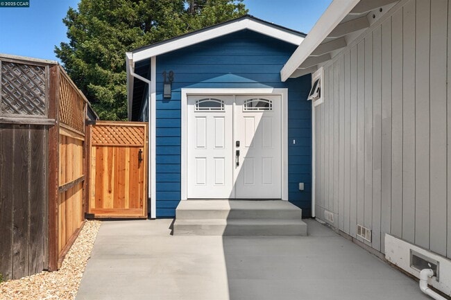 property at 18 Del Sol Ct