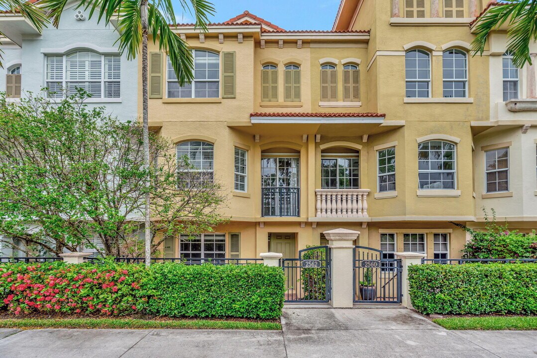 2562 Gardens Pkwy in Palm Beach Gardens, FL - Building Photo