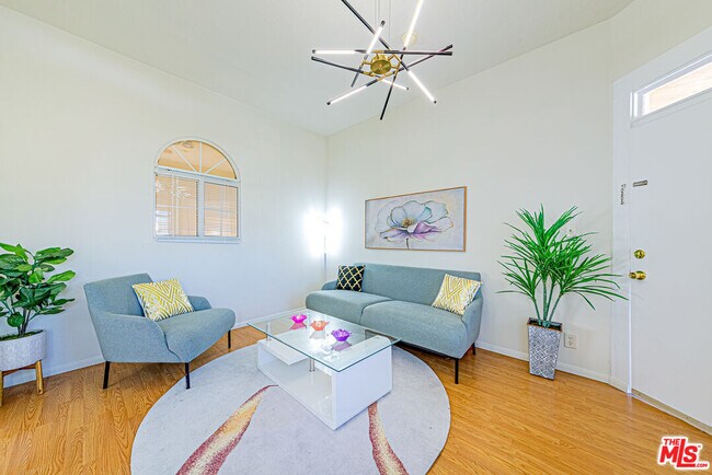 1241 S Kenmore Ave in Los Angeles, CA - Building Photo - Building Photo