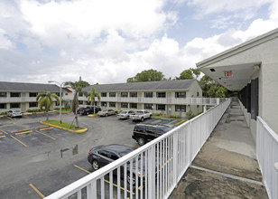 5220 W 25th Ave in Hialeah, FL - Foto de edificio - Building Photo