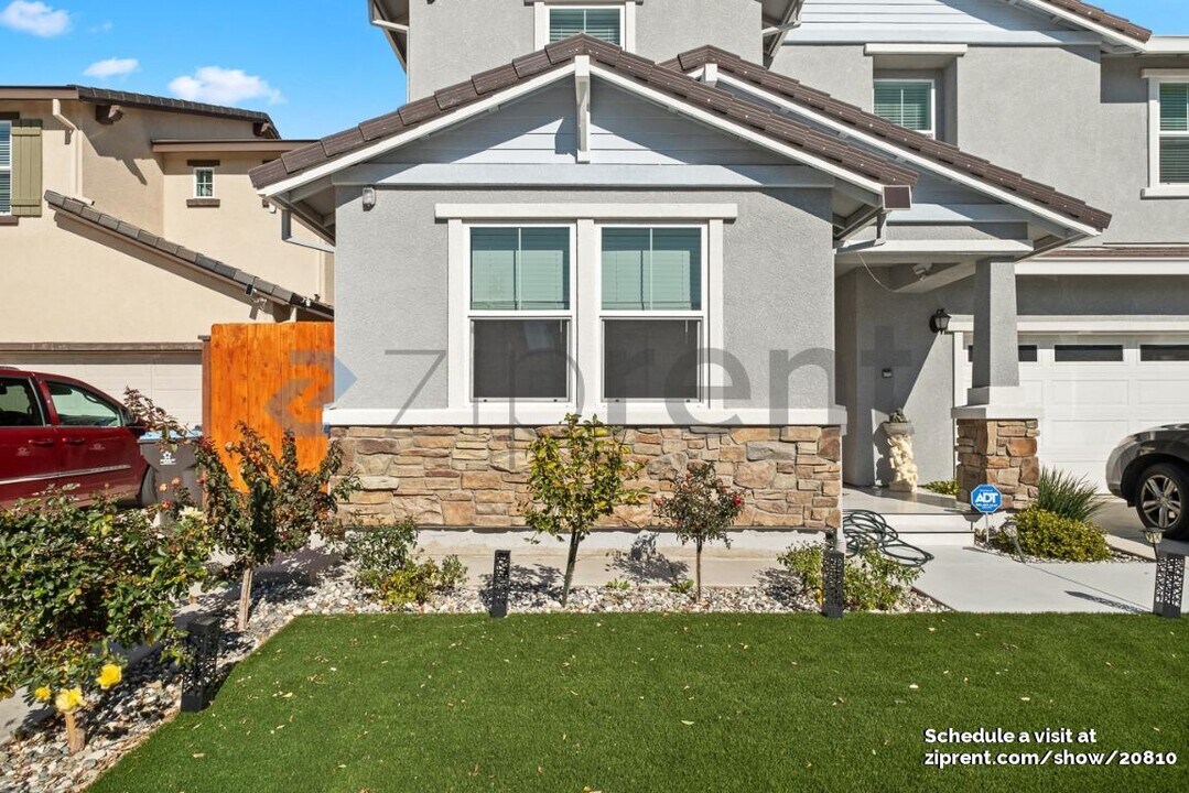 2883 Rabbit Holw Dr in Lathrop, CA - Building Photo
